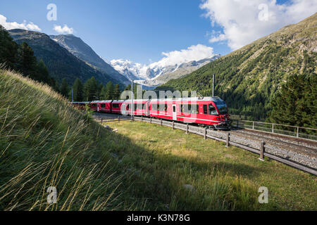 Bernina France Train rouge et glacier Morteratsch sur l'arrière-plan. L'Engadine, Grisons, Suisse. Banque D'Images