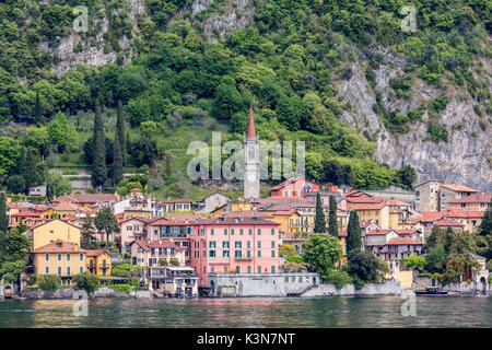 La petite ville de Varenna, Lac de Côme, Lombardie, Italie. Banque D'Images