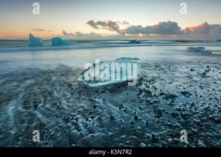 Bloc de glace sur la plage noire Jokulsarlon Glacier Lagoon, l'Est de l'Islande, de l'Europe Banque D'Images