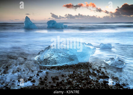 Bloc de glace sur la plage noire Jokulsarlon Glacier Lagoon, l'Est de l'Islande, de l'Europe Banque D'Images