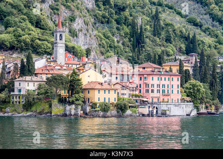 La petite ville de Varenna, Lac de Côme, Lombardie, Italie. Banque D'Images