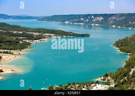 Bateaux à aube sur le Lac de Sainte-Croix. Moustiers-Sainte-Marie, Alpes de Haute Provence, Provence-Alpes-Côte d'Azur, France, Europe. Banque D'Images