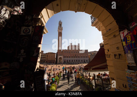 Le Palais Public et la Torre del Mangia vue depuis l'une des entrées de la Piazza del Campo, Sienne, Toscane, Italie Banque D'Images