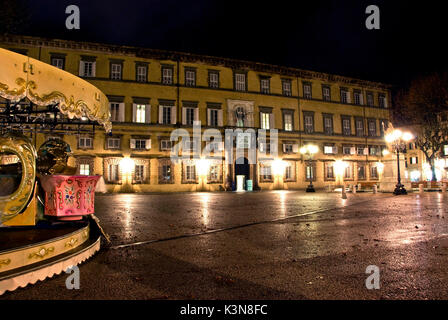 La Place Napoléon et Palais Ducal dans la vieille ville médiévale de Lucca, dans la nuit. La toscane, italie. Banque D'Images