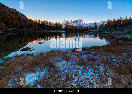 Gran Jorasses reflète en automne à Arpy lake, de la vallée d'aoste, Italie, Europe Banque D'Images