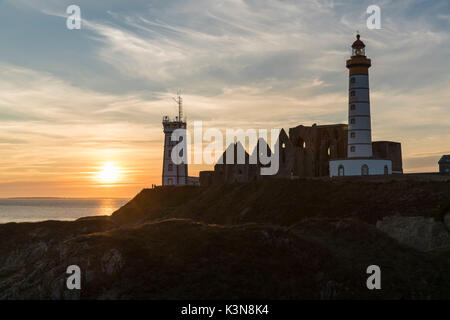 Coucher du soleil à Saint-Mathieu phare. Plougonvelin, Finistère, Bretagne, France. Banque D'Images