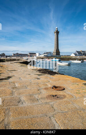 Phare avec pier et bateaux. Penmarch, Finistère, Bretagne, France. Banque D'Images