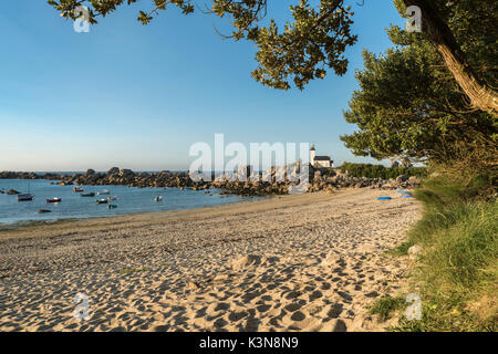 Plage de sable et le phare de Pontusval. Brignogan Plage, Finistère, Bretagne, France. Banque D'Images