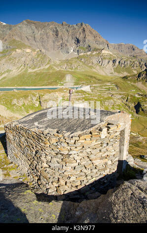 Plus de fortification militaire lac Serrù (vallée de l'Orco, Parc National du Gran Paradiso, Piémont, Alpes italiennes) Banque D'Images