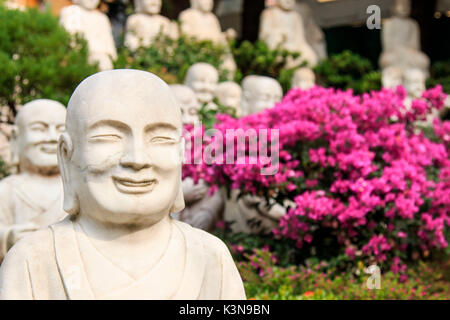 Kaohsiung, Taiwan. Bouddha sculpté à la main à l'entrée de Fo Guang Shan. Banque D'Images