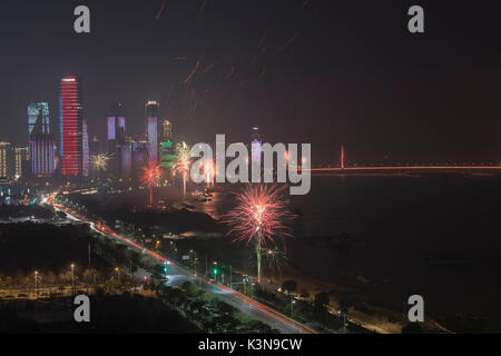 Les célébrations du Nouvel An avec feux d'artifice et des lanternes en papier à Nanchang, la capitale de la province de Jianxi, Chine Banque D'Images