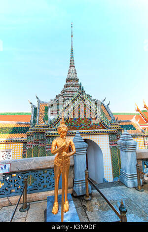 Une statue d'or Kinnari att il Temple du Bouddha d'Émeraude (Wat Phra Kaew) , Bangkok, Thaïlande Banque D'Images