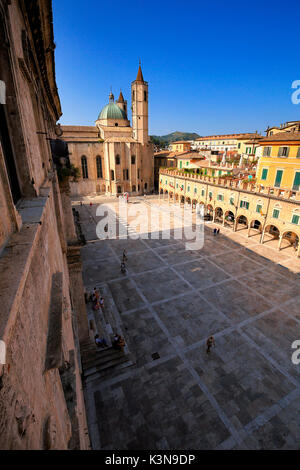 Piazza del Popolo, Ascoli, Marches, Italie Banque D'Images