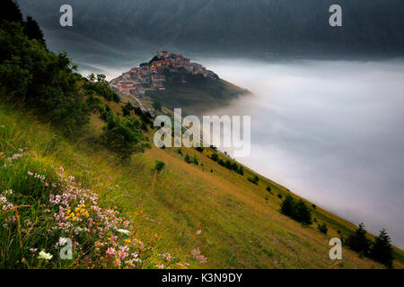 Lever de soleil à Castelluccio di Norcia avec brouillard dans le plateau, Ombrie, Italie Banque D'Images