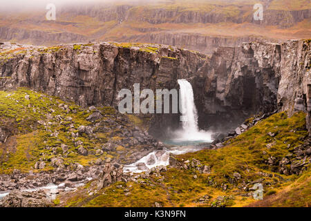 Au sud-ouest de l'Islande avec cascade, Hofn, Islande Banque D'Images