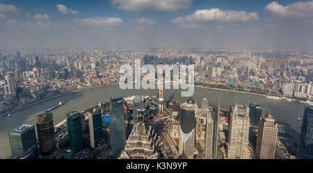 La Chine, Shanghai, Pudong New Area, Jinmao Tower, l'Oriental Pearl Tower, et l'horizon de Pudong Banque D'Images