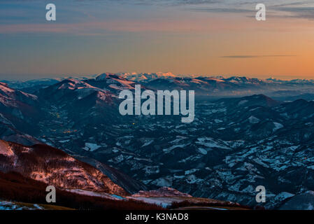 Coucher du soleil sur les Apennins du mont Nerone en hiver, l'Apennin, Marches, Italie Banque D'Images