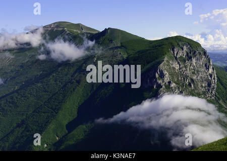 Mont Corno de Catria, l'un le plus haut sommet dans Apennins, en été avec des nuages et du brouillard, de l'Ombrie, Italie Banque D'Images