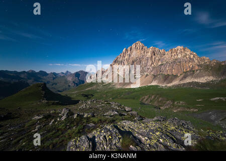 L'Italie, Piémont, Cuneo, Maira - la lune sur Rocca La Meja Banque D'Images