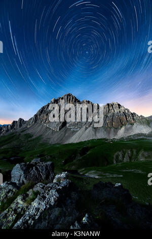 L'Italie, Piémont, Cuneo, Maira - startrail au Rocca la Meja Banque D'Images