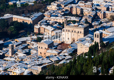 Vue aérienne de la petite ville de Gubbio dans une journée d'hiver avec Pior's Palace / Palazzo dei Consoli, Gubbio, Ombrie, Italie Banque D'Images