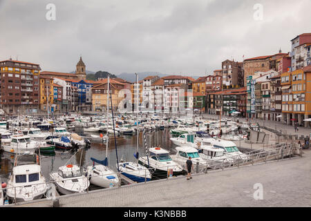 Bermeo, province de Biscaye, Pays Basque en Espagne. Vue sur le port Banque D'Images