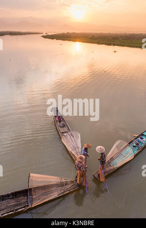 Lac Inle, Nyaungshwe township, Yangon, Myanmar (Birmanie). Toi les pêcheurs locaux avec les filets coniques sur les bateaux vu de dessus. Banque D'Images