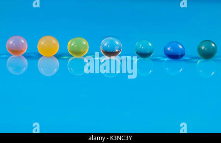 Série de sphères de couleur jelly sur un plan réfléchissant, dans une nature morte composition Banque D'Images Série de sphères de couleur jelly sur un plan réfléchissant, dans une nature morte composition Banque D'Images