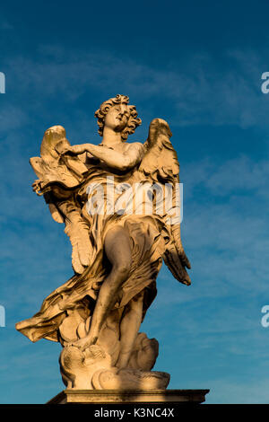 Rome, Latium, Italie. Statue sur le Ponte Sant'Angelo Banque D'Images