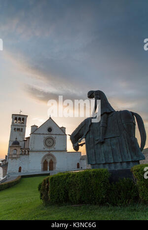 La statue, qui représente le retour de Saint François à la maison de son père, en face de la basilique de Saint François à Assise, Ombrie, Italie, Europe Banque D'Images