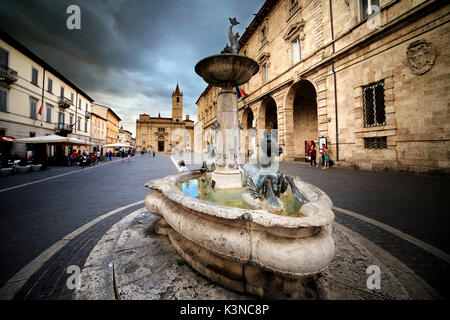 Place Arringo, avec la Cathédrale de Saint Emidio dans bachground, Ascoli Piceno, Marches, Italie Banque D'Images