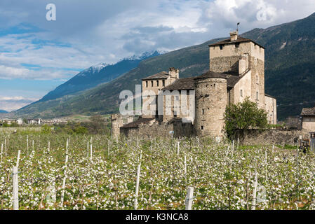 Château de Sarriod de la tour au printemps. Saint-Pierre, province d'Aoste, vallée d'aoste, Italie Banque D'Images