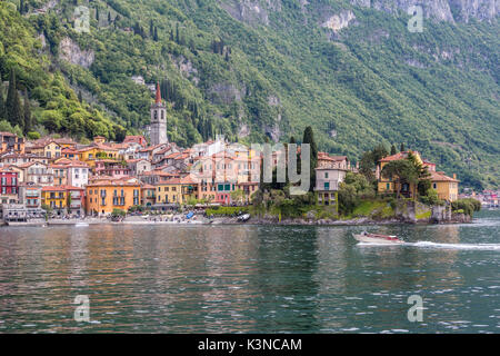 La petite ville de Varenna, Lac de Côme, Lombardie, Italie. Banque D'Images