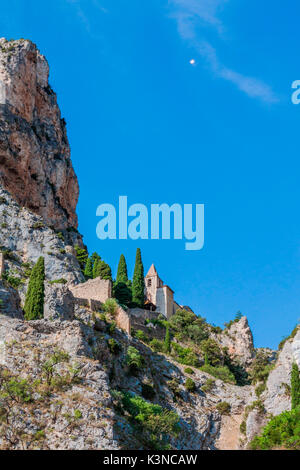 France, Provence, près des Gorges du Verdon, Moustier-Sainte-Marie,église médiévale situé dans la montagne Banque D'Images