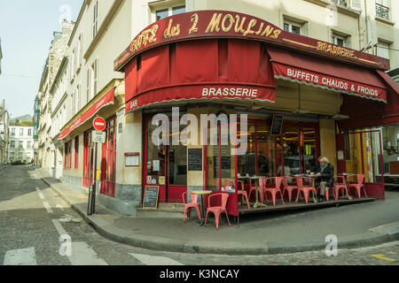 Café des 2 moulins dans quartier de Montmartre à Paris, France. Banque D'Images