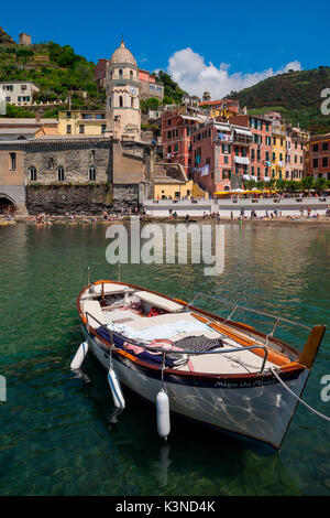 Vernazza, Ligurie, Italie l'église de Vernazza récupération à partir du petit port du pays. Au premier plan vous voyez un bateau amarré Banque D'Images