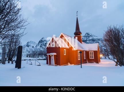 L'église de Flakstad dans la neige, îles Lofoten, Norvège Banque D'Images