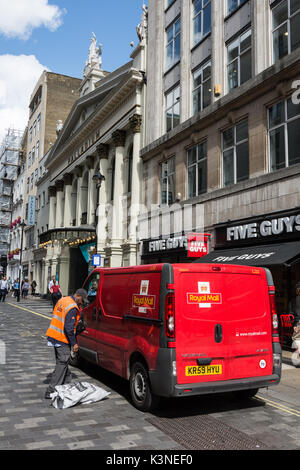 Un camion de livraison de la Royal Mail et driver sur Argyll Street, à l'extérieur du London Palladium Banque D'Images