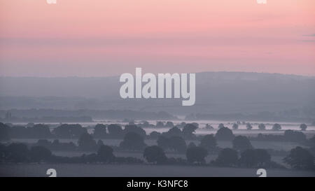 Mist rolls dans plus de la Dunstable Downs avant le lever du soleil sur un matin de fin d'été en 2017. Banque D'Images