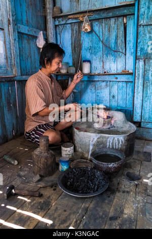 Un orfèvre travaillant au Lac Inle, Myanmar Banque D'Images