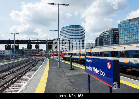 Les nouvelles plates-formes de plus à la gare de Waterloo de Londres, UK Banque D'Images