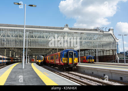 Les nouvelles plates-formes de plus à la gare de Waterloo de Londres, UK Banque D'Images