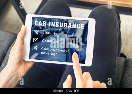 Personne choix des options de couverture d'assurance automobile (responsabilité, collision, complète) sur le site web sur l'écran de l'ordinateur tablette numérique, véhicule et des risques pr Banque D'Images