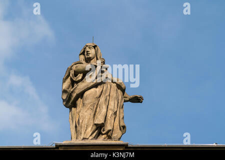 Statue auf dem Dach, markgräfliches Opernhaus Bayreuth, Oberfranken, Bayern, Deutschland | Statue sur le toit, Opéra Margravial, Bayreut Banque D'Images