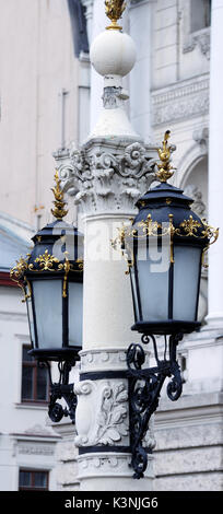 Lanternes vintage dans les rues de Lviv, Ukraine Banque D'Images