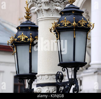 Lanternes vintage dans les rues de Lviv, Ukraine Banque D'Images