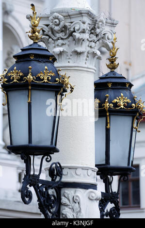 Lanternes vintage dans les rues de Lviv, Ukraine Banque D'Images