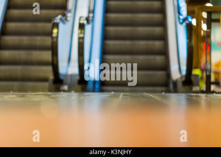 Abstract image floue de l'escalator du centre commercial en magasin pour l'utilisation d'arrière-plan. Banque D'Images