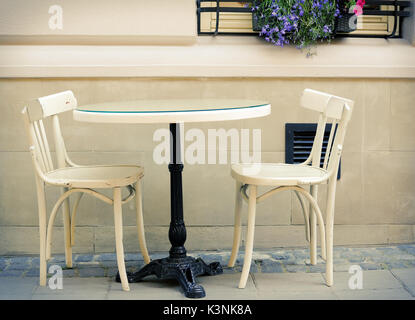 Table ronde et deux chaises Banque D'Images