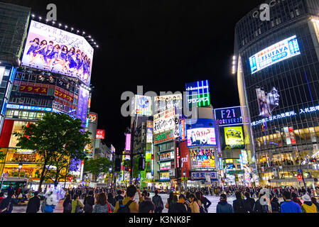 Tokyo, Japon - 21 avril 2014 : avis de quartier Shibuya de nuit. shibuya est connu comme l'un des centres de la mode du japon Banque D'Images